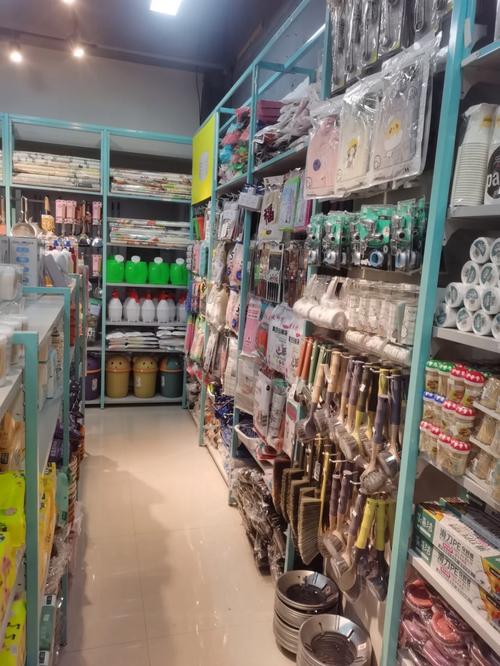 中東路小百貨批發(fā)零售店 一站式采購(gòu)日用百貨與小家電
